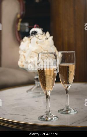 Primo piano verticale di due bicchieri di champagne su un tavolo in marmo Foto Stock
