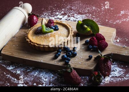 Closeup di crostata con mirtillo, lampone, fragola e kiwi Foto Stock