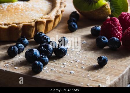 Closeup di crostata con mirtillo, lampberriia e kiwi Foto Stock