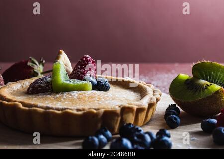 Closeup di crostata con mirtillo, lampone, fragola e kiwi Foto Stock
