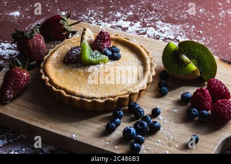 Closeup di crostata con mirtillo, lampone, fragola e kiwi Foto Stock