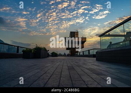 Foto ad angolo basso di un bellissimo edificio appartenente a brutalista architettura splendente sotto il cielo Foto Stock