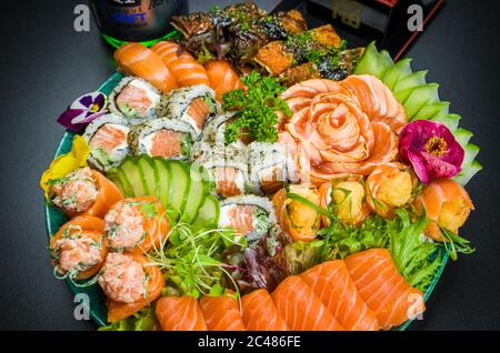 Set sushi (combo). Cucina tradizionale giapponese, sushi di alta qualità decorato in un ambiente elegante. Niguiri, Uramaki, Sushi Jow, Sashimi. Foto Stock