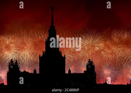 Mosca, Russia. 24 Giugno 2020. I fuochi d'artificio esplodono dietro l'Università di Stato di Mosca durante la celebrazione della Festa della Vittoria, che segna il 75° anniversario della vittoria sulla Germania nazista nella seconda guerra mondiale a Mosca, in Russia. Credit: SOPA Images Limited/Alamy Live News Foto Stock