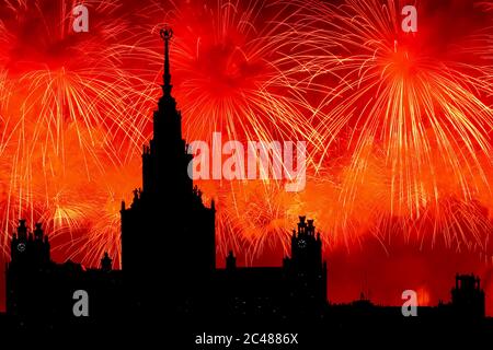 Mosca, Russia. 24 Giugno 2020. I fuochi d'artificio esplodono dietro l'Università di Stato di Mosca durante la celebrazione della Festa della Vittoria, che segna il 75° anniversario della vittoria sulla Germania nazista nella seconda guerra mondiale a Mosca, in Russia. Credit: SOPA Images Limited/Alamy Live News Foto Stock