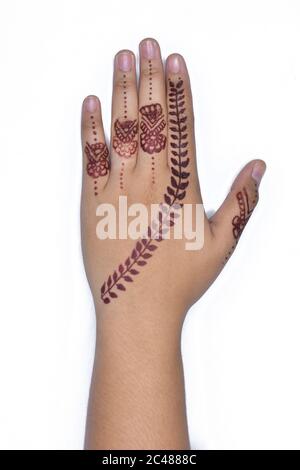 Mani donna con tatuaggio nero mehndi. Mani di sposa indiana con tatuaggi neri di hennè. Mano con manicure turchese perfetto e nazionale indiano je Foto Stock