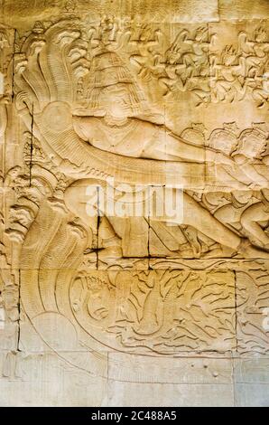 Storia di Asura che inzidiva l'Oceano dell'Induismo mitologia sulla pietra muro Carving all'interno di Angkor Wat a Siem Reap Provincia, Cambogia. Foto Stock