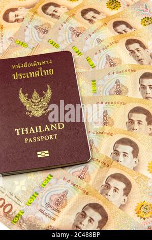 San Sai noi, distretto di San Sai, Chiang mai 50210, Thailandia - Giugno/23/2020: Foto di un passaporto tailandese su banconote da 1000 Baht Foto Stock