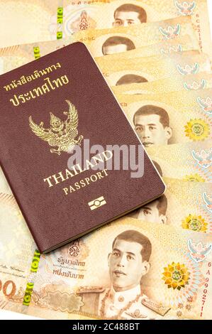 San Sai noi, distretto di San Sai, Chiang mai 50210, Thailandia - Giugno/23/2020: Foto di un passaporto tailandese su banconote da 1000 Baht Foto Stock