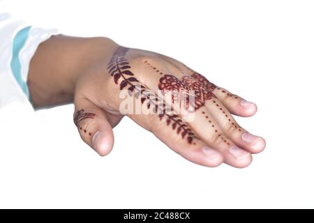 Mani donna con tatuaggio nero mehndi. Mani di sposa indiana con tatuaggi neri di hennè. Mano con manicure turchese perfetto e nazionale indiano je Foto Stock