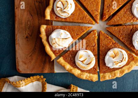 Torta di patate dolci con condimento di marshmallow Foto Stock