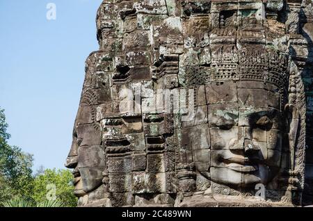 Facce sorridenti del tempio di Bayon in Angkor Thom è l'eredità dell'Impero Khmer nella provincia di Siem Reap, Cambogia. Foto Stock