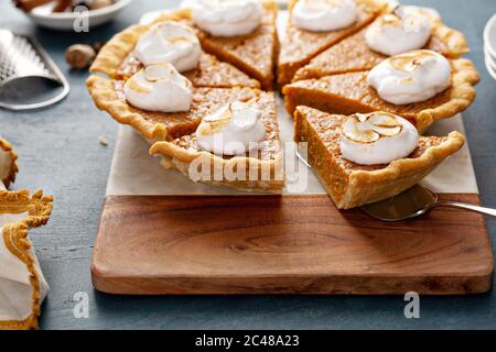 Torta di patate dolci con condimento di marshmallow Foto Stock