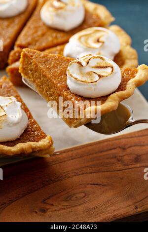 Torta di patate dolci con condimento di marshmallow Foto Stock