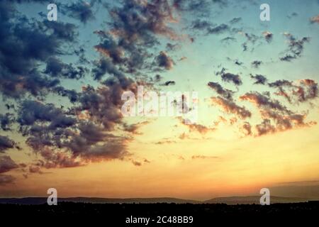 Glasgow, Scozia, UK 25 giugno 2020: Tempo britannico: Il cielo promette oggi il tuono e l'illuminazione con un inizio umido sopra le colline cadde della campsie al nord della città. Gerard Ferry/Alamy Live News Foto Stock
