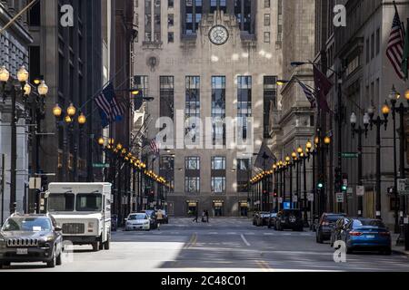 CHICAGO, STATI UNITI - 18 aprile 2020: Il distretto finanziario del centro di Chicago è completamente vuoto a causa della chiusura del governo causata dalla pandemia di Foto Stock