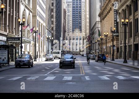 CHICAGO, STATI UNITI - 18 aprile 2020: Il distretto finanziario del centro di Chicago è completamente vuoto a causa della chiusura del governo causata dalla pandemia di Foto Stock