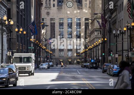 CHICAGO, STATI UNITI - 18 aprile 2020: Il distretto finanziario del centro di Chicago è completamente vuoto a causa della chiusura del governo causata dalla pandemia di Foto Stock