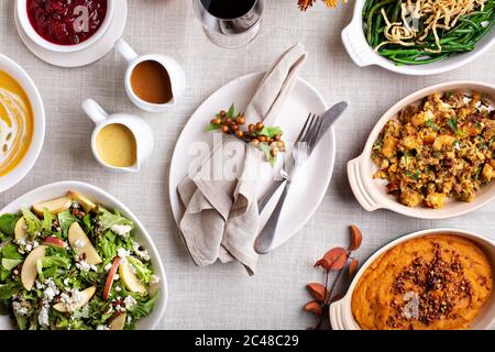 Cena di ringraziamento con tacchino intero e lati Foto Stock