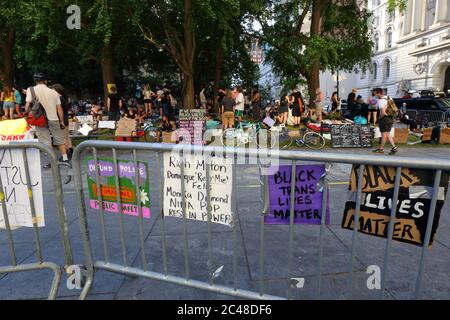 New York, New York. 24 giugno 2020. Occupare il municipio dietro le barricate della polizia. Attivisti con voci di attivisti e leader della comunità (VOCAL NY) E gli alleati fanno un’occupazione nel municipio prima della scadenza del budget del 1° luglio per esercitare pressioni sul sindaco e sul consiglio comunale affinché definanziino il NYPD di almeno 1 miliardo di dollari dal loro budget annuale di 6 miliardi di dollari per reinvestire in alloggi, assistenza sanitaria, istruzione e servizi sociali. Foto Stock