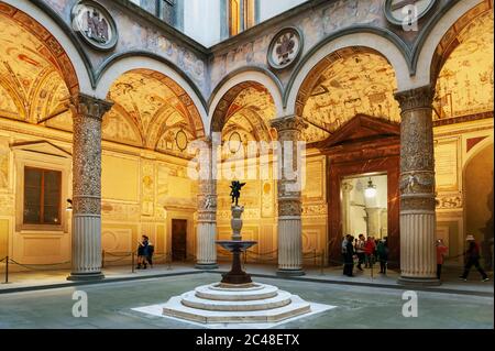 Interno del primo cortile di Palazzo Vecchio, il municipio di Firenze situato in Piazza della Signoria a Firenze Foto Stock