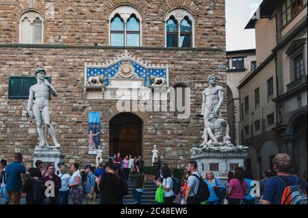 Statue di Davide ed Ercole e Caco all'ingresso di Palazzo Vecchio in Piazza della Signoria a Firenze Foto Stock