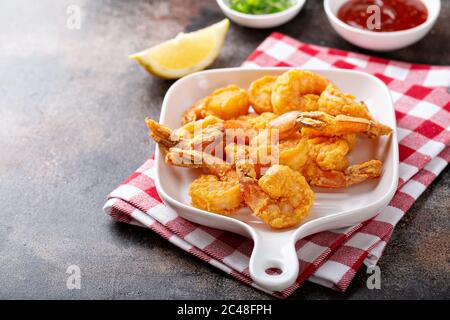 Gamberi fritti del sud su un piatto Foto Stock