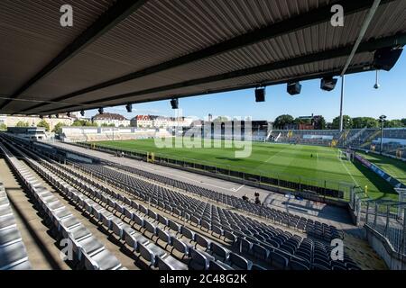 Monaco, Germania. 24 Giugno 2020. Calcio: Terza divisione, Bayern Monaco II - TSV 1860 Monaco, 35° giorno di gioco nello stadio di Grünwalder Strasse. Lo stadio comunale vuoto di Grünwalder Straße può essere visto prima dell'inizio della partita. Credit: Attualità dal vivo di Matthias Balk/dpa/Alamy Foto Stock