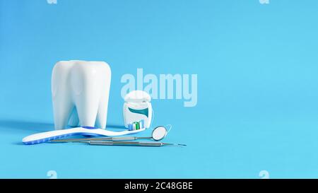 Modello di dente dentale bianco e diversi strumenti per la cura dentale. Concetto di igiene dentale orale. Spazio di copia. Foto Stock
