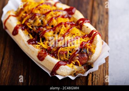 Hot dog di manzo alla griglia con pancetta e formaggio Foto Stock