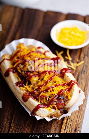 Hot dog di manzo alla griglia con pancetta e formaggio Foto Stock