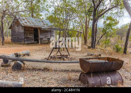 Una replica vecchia cabina di tronchi pionieri e tradizionale Outback, cucina all'aperto a Undara, Queensland nord-ovest in Australia. Foto Stock