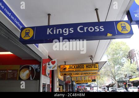 Ingresso di Darlinghurst Road alla stazione ferroviaria di Kings Cross a Sydney. Foto Stock