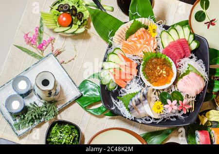 Mix di cibo giapponese sul tavolo del ristorante Foto Stock