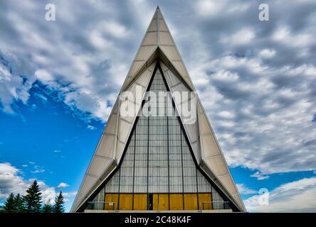 Air USAA a basso angolo in scala di grigi di The Famous Air Force Academy Cadet Chapel negli Stati Uniti Foto Stock