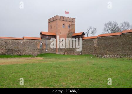 La vista di un bastione angolare alle mura del vecchio castello medievale. A Medininkai, Lituania. Foto Stock