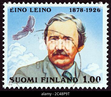 FINLANDIA - CIRCA 1978: Un francobollo stampato in Finlandia rilasciato per il centesimo anniversario della nascita di Eino Leino mostra il poeta Eino Leino, intorno al 1978. Foto Stock