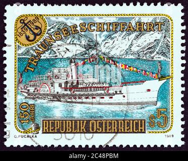 AUSTRIA - CIRCA 1989: Un francobollo stampato in Austria rilasciato per il 150° anniversario della navigazione passeggeri sul lago Traunsee mostra Gisela (piroscafo a pale) Foto Stock