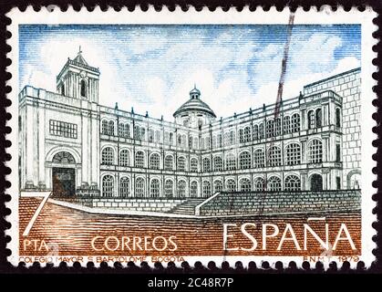 SPAGNA - CIRCA 1979: Un francobollo stampato in Spagna dal numero 'architettura latino-americana' mostra il St. Bartolomeo's College, Bogotà, circa 1979. Foto Stock