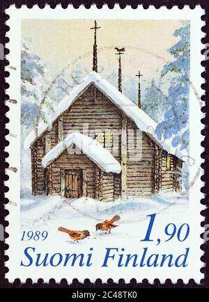 FINLANDIA - CIRCA 1989: Un francobollo stampato in Finlandia dal numero 'Natale' mostra la Chiesa di Sodankyla, Lapponia, intorno al 1989. Foto Stock