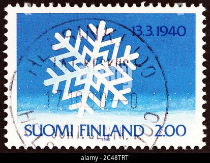 FINLANDIA - CIRCA 1990: Un francobollo stampato in Finlandia da rilasciato per il 50 ° anniversario della fine della guerra invernale russo-finlandese mostra fiocco di neve, circa 1990. Foto Stock