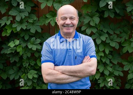 Felice anziano anziano sorridente all'aperto. Foto Stock