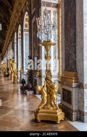 Versailles, Francia - 27 agosto 2019 : persone che visitano la sala degli specchi nella reggia di Versailles Foto Stock