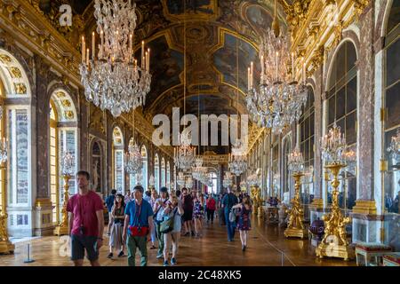 Versailles, Francia - 27 agosto 2019 : persone che visitano la sala degli specchi nella reggia di Versailles Foto Stock