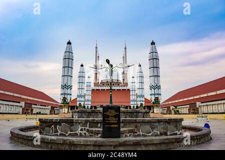 Semarang, Indonesia - CIRCA novembre 2019: L'esterno della Grande Moschea di Giava Centrale (Masjid Agung Jawa Tengah). Gli ombrelli idraulici giganti chiusi ar Foto Stock