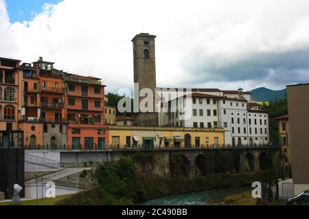 castelnuovo di garfagnana villaggio sul fiume con vista panoramica sulla città in toscana Foto Stock