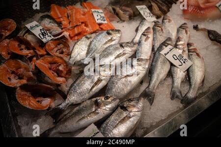 RIGA, LETTONIA - 27 GIUGNO 2019: Pesce nel mercato centrale. Il mercato è stato fatto da un ex hangar per palloncini dirigibili. Foto Stock