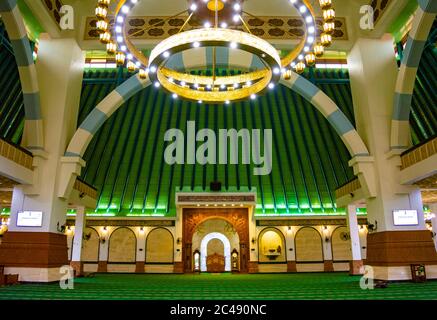 Semarang, Indonesia - CIRCA novembre 2019: Interno della Grande Moschea di Giava Centrale (Masjid Agung Jawa Tengah). Foto Stock