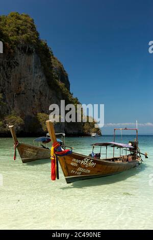 Tradizionali barche tailandesi a coda lunga ormeggiate presso la spiaggia delle scimmie sull'isola di Phi Phi Don. Arcipelago di Ko Phi Phi, Thailandia. Foto Stock