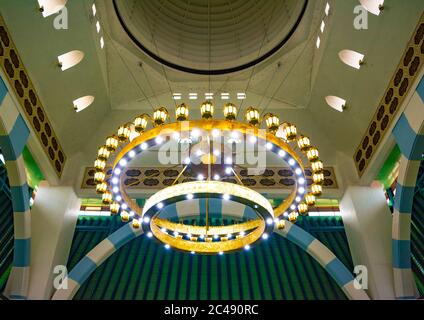 Semarang, Indonesia - CIRCA novembre 2019: Interno della Grande Moschea di Giava Centrale (Masjid Agung Jawa Tengah). Foto Stock